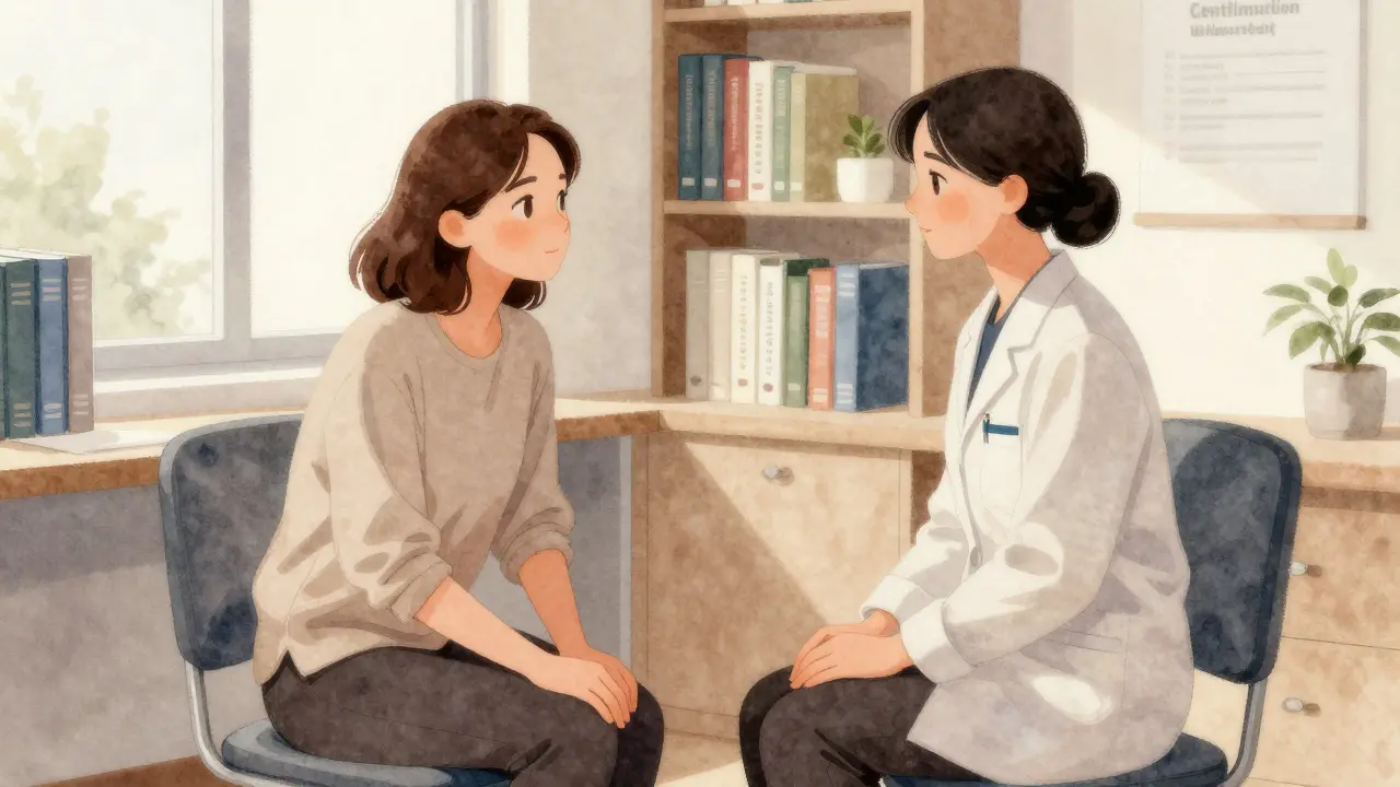 Žena hovoří s terapeutem v profesionálním prostředí s knihami a tichým osvětlením.