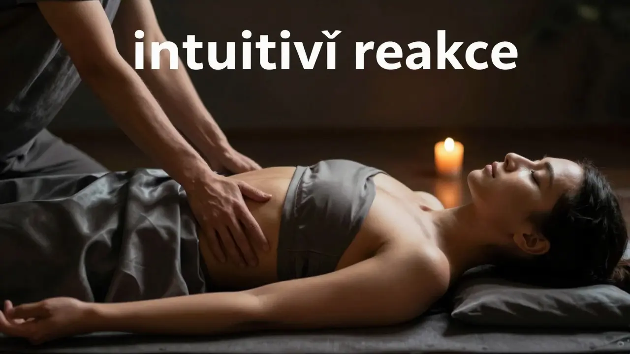 Masér dává ruce na bok klientky v tichém prostoru, což symbolizuje intuitivní naslouchání tělu během tantrické relace.